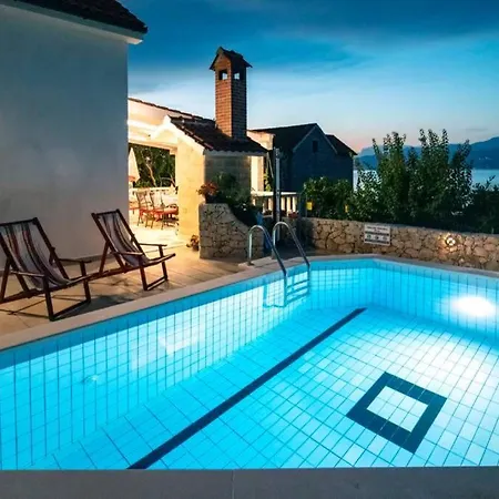 House With Pool-splitska Holiday home *