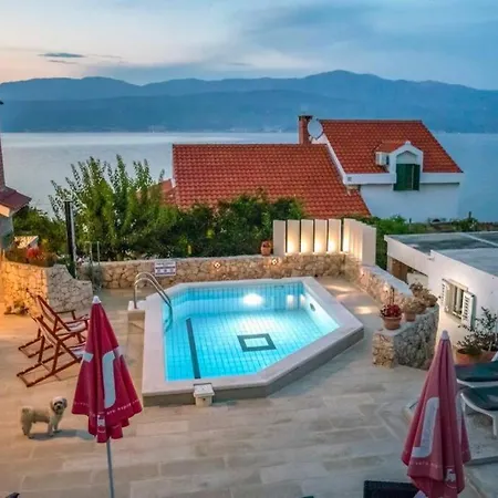 House With Pool-splitska Holiday home