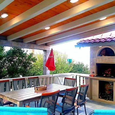 House With Pool-splitska Holiday home Splitska