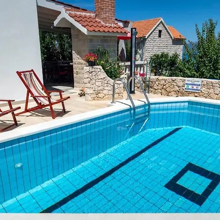 House With Pool-splitska Holiday home Splitska