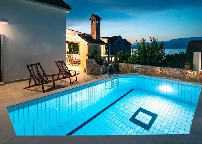 House With Pool-splitska 度假居 *