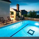 House With Pool-splitska Feriehus *