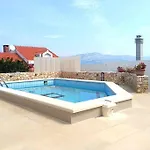 Feriehus House With Pool-splitska *