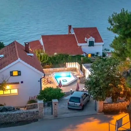 Feriehus House With Pool-splitska *
